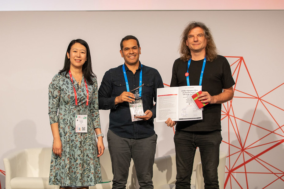 Dr. Ignacio Laguna receiving the best paper award