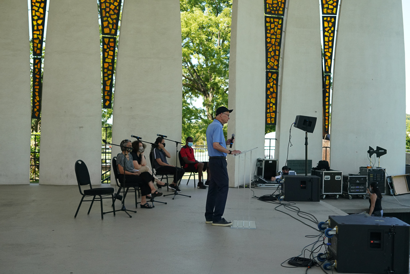 Dean Lundstrom talks to students about the College of Engineering