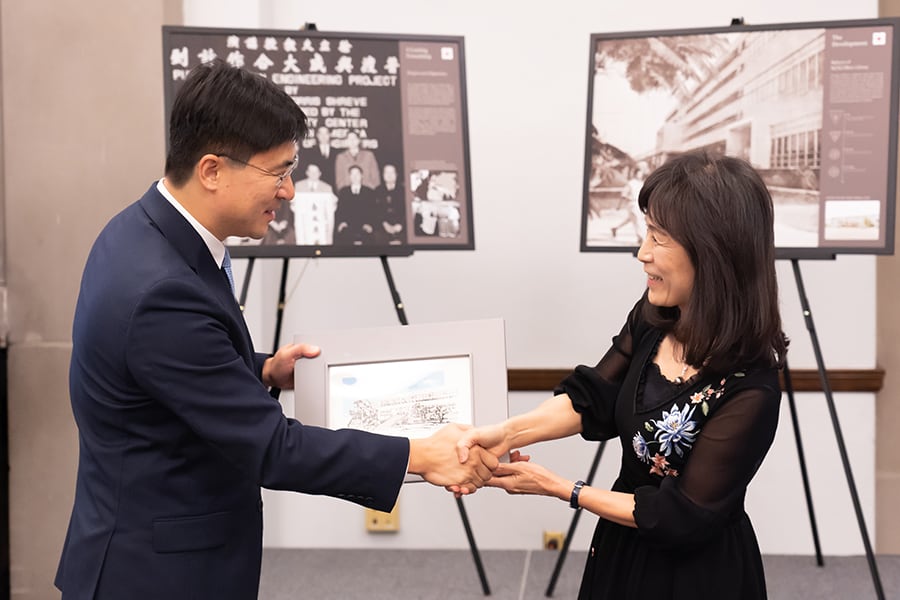 Mung Chiang shaking hands with Taiwan Delegate.